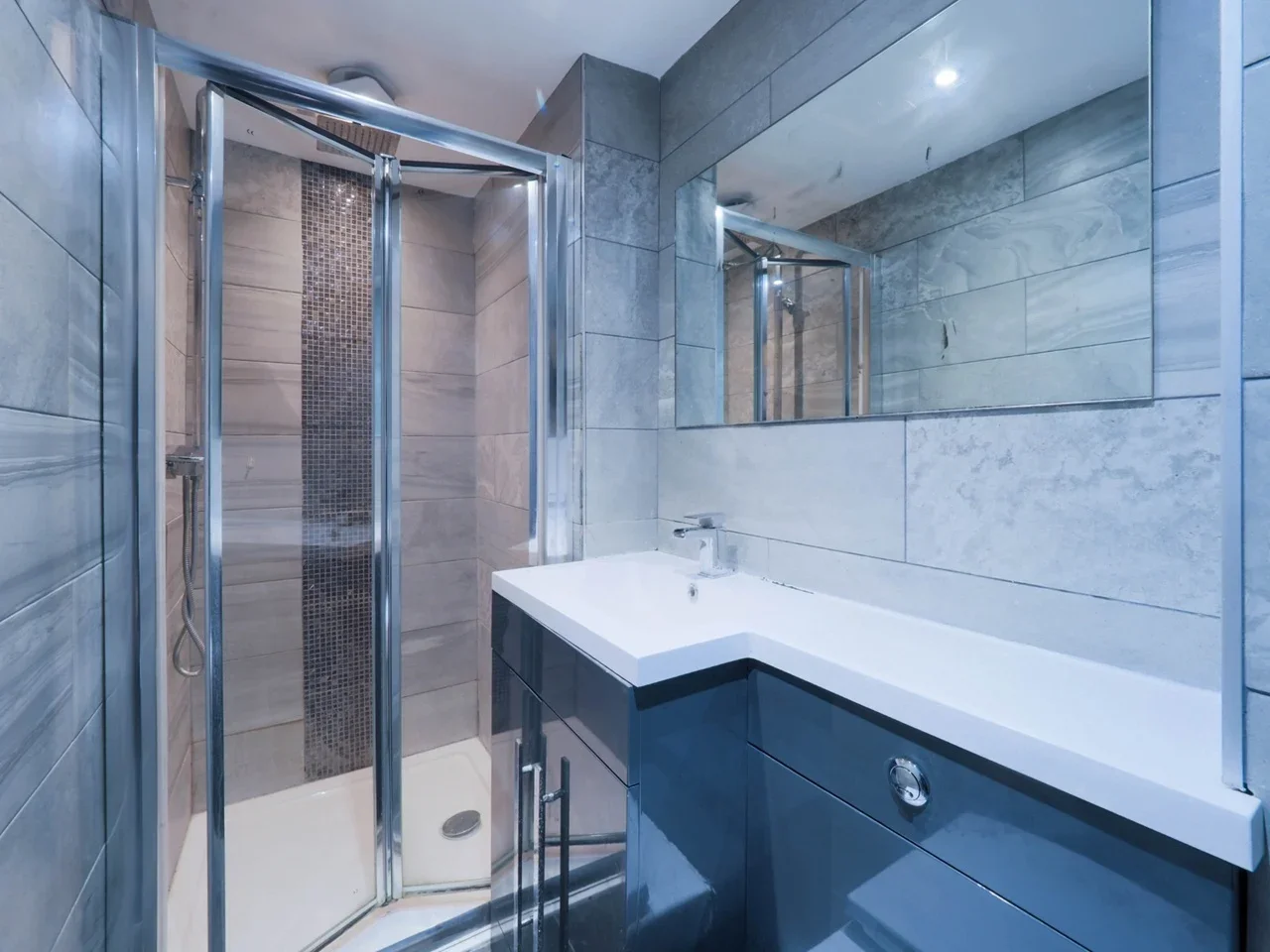Room Queen's Place in Watford