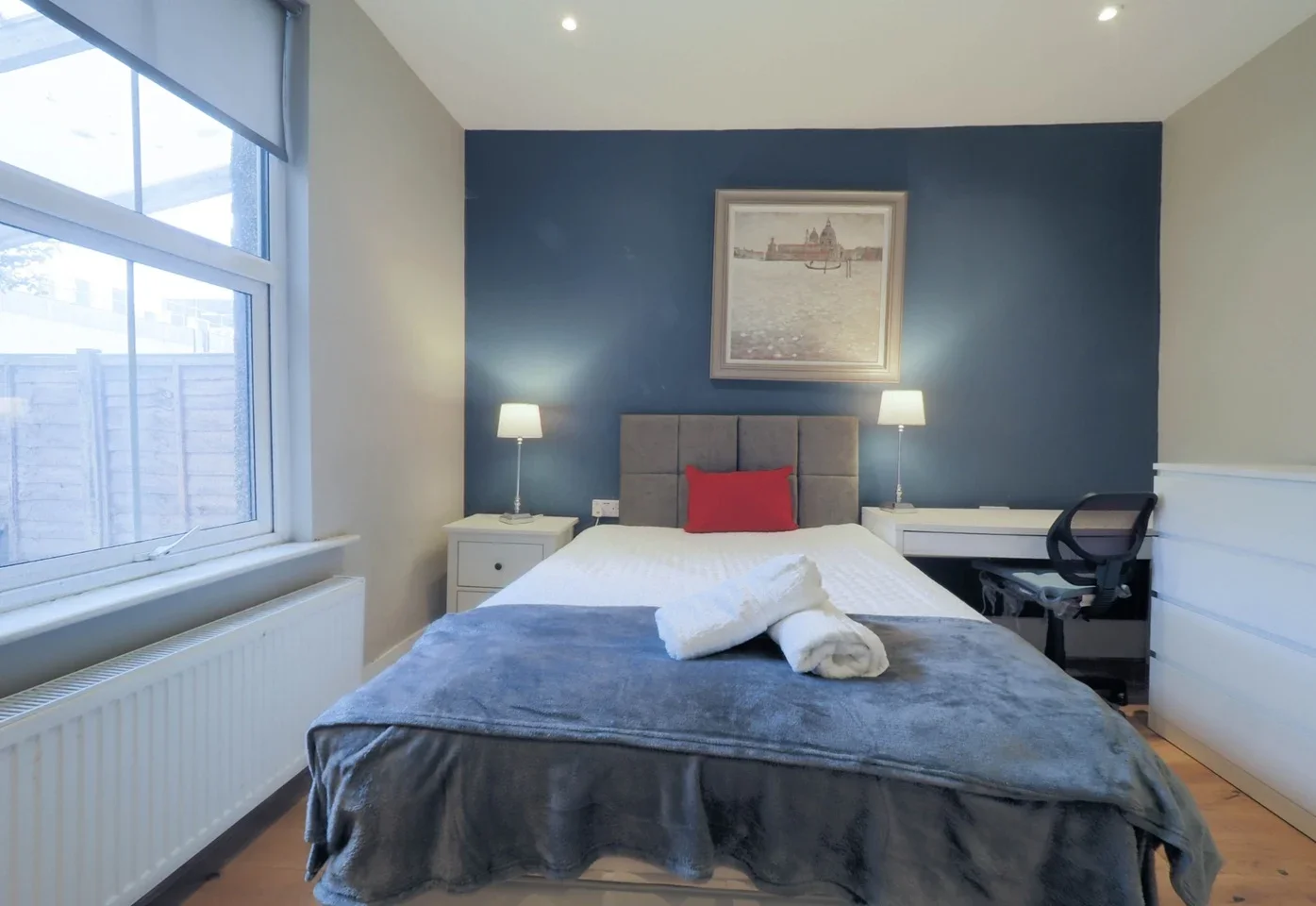 Room Queen's Place in Watford
