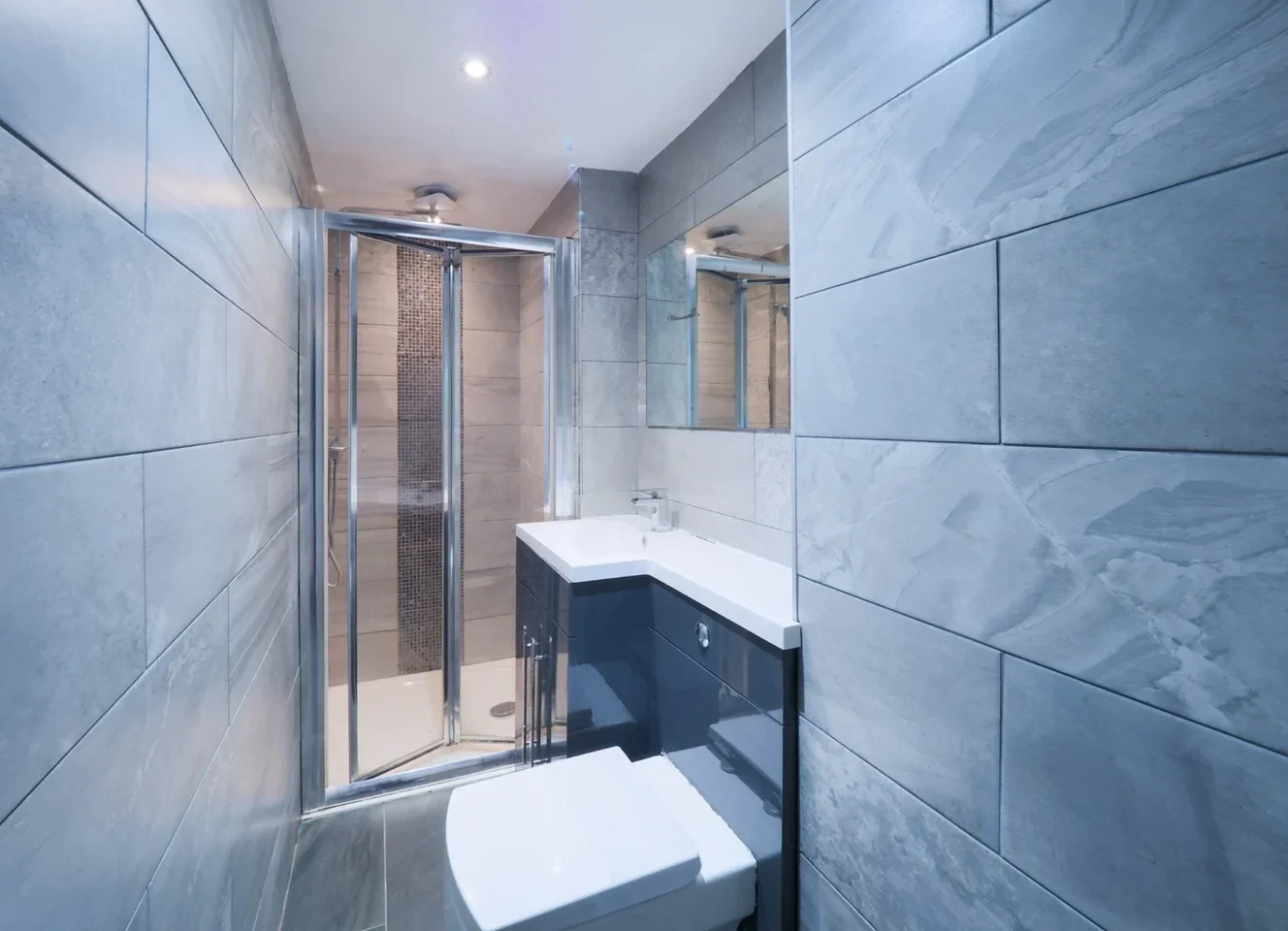 Room Queen's Place in Watford