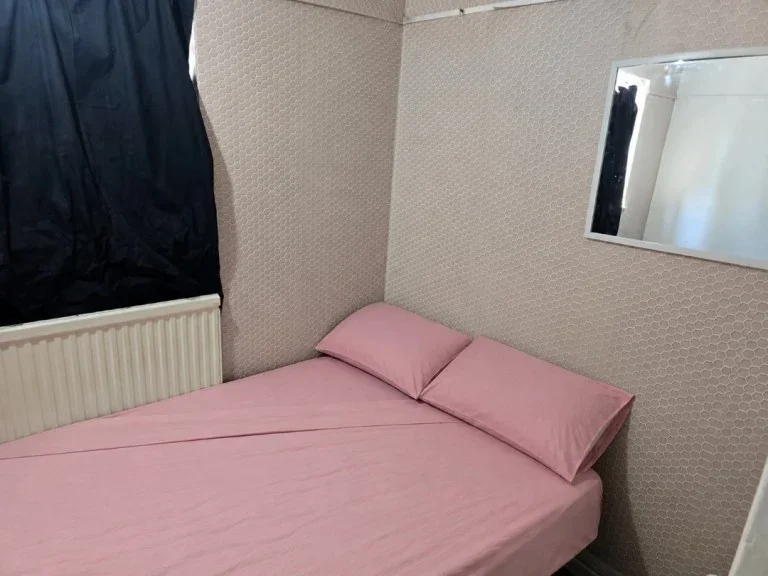 Room Oaks Lane in Greater London