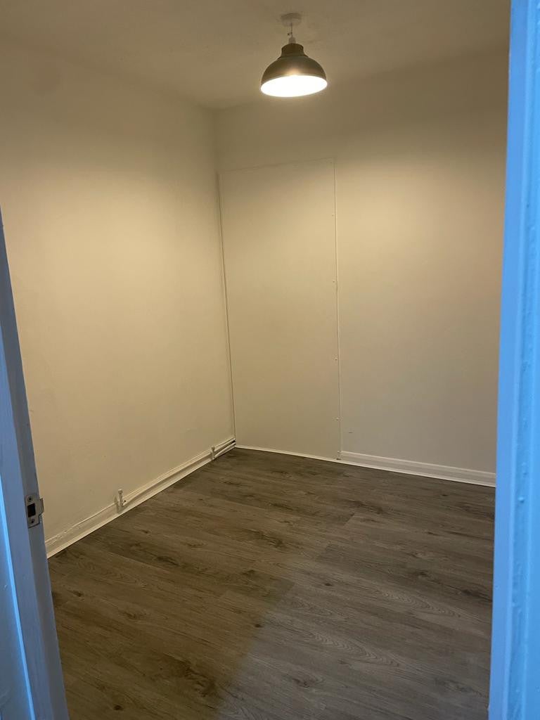 Flat Sipson Road in Greater London