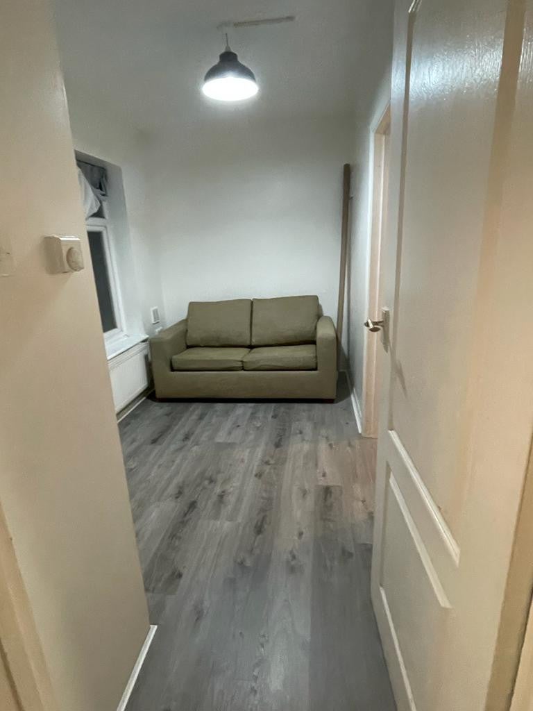 Flat Sipson Road in Greater London