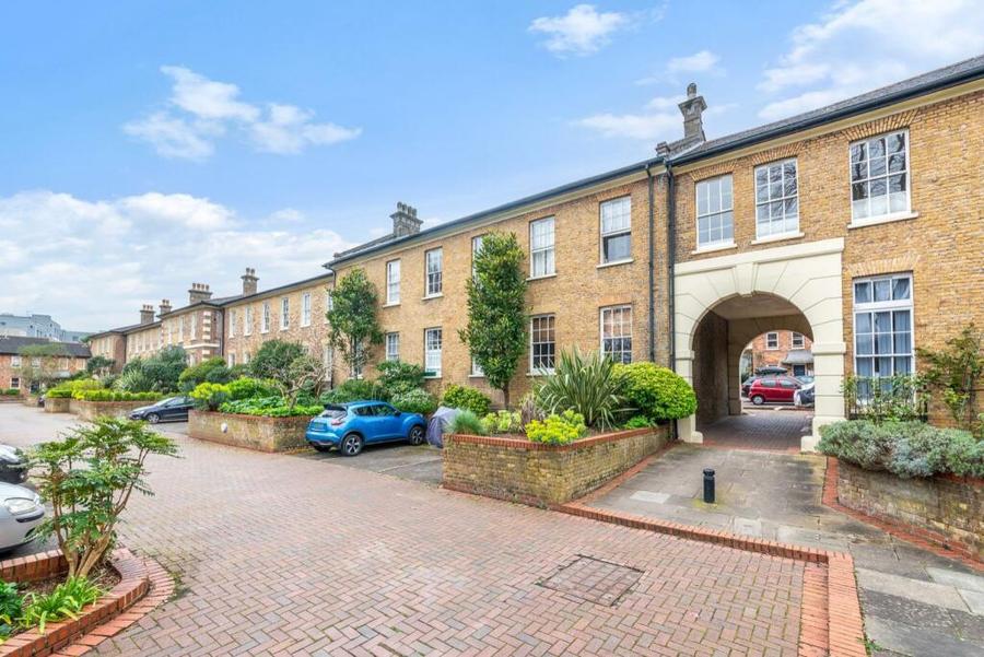Flat Stable Mews in Greater London