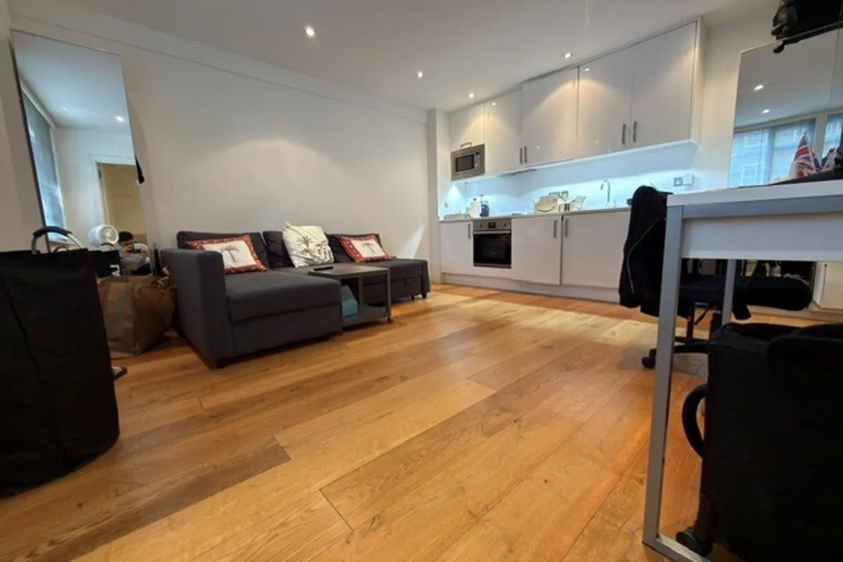Flat Sloane Avenue in Greater London