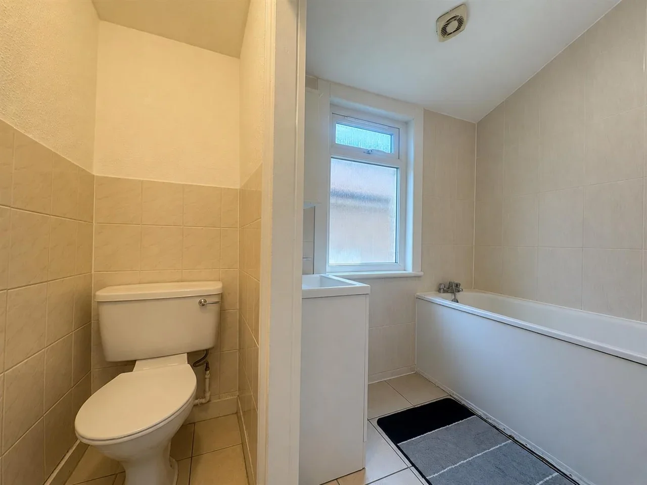 Flat Beehive Lane in Greater London