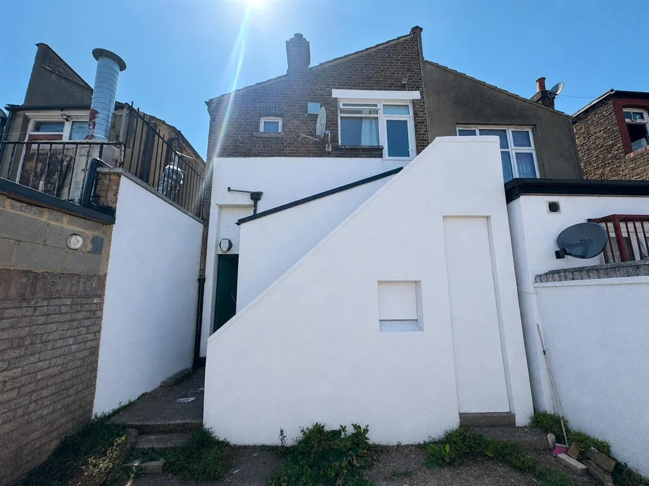 Flat Beehive Lane in Greater London