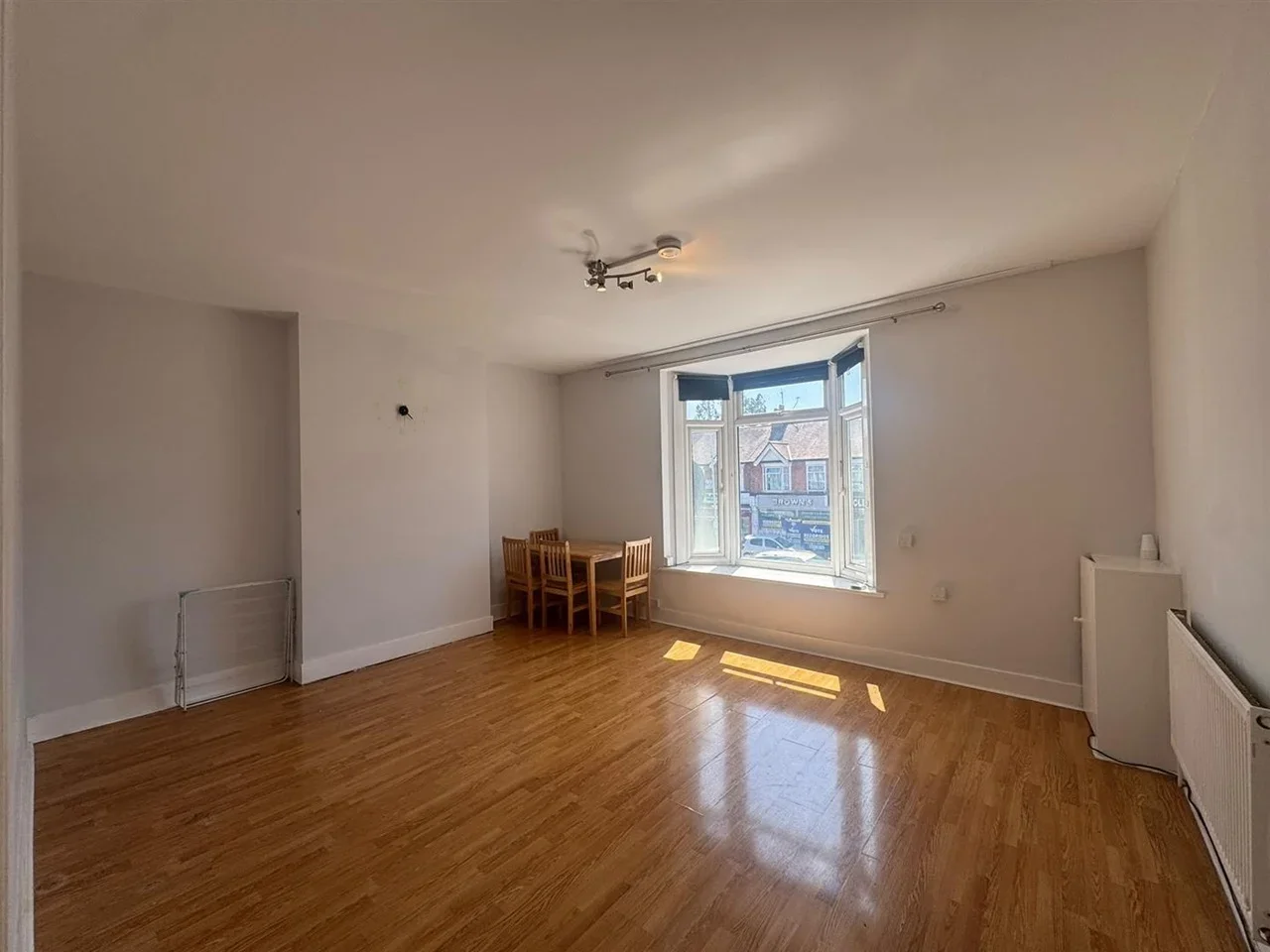 Flat Beehive Lane in Greater London