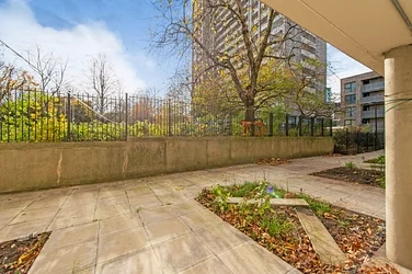 Flat Lever Street in Greater London