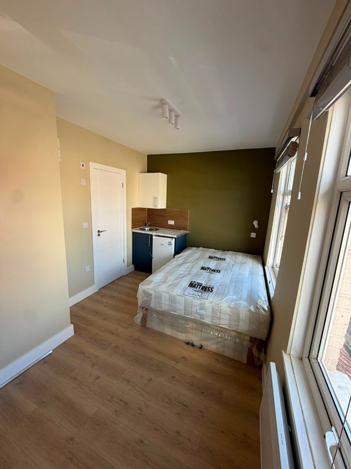 Flat Ripley Road in Greater London
