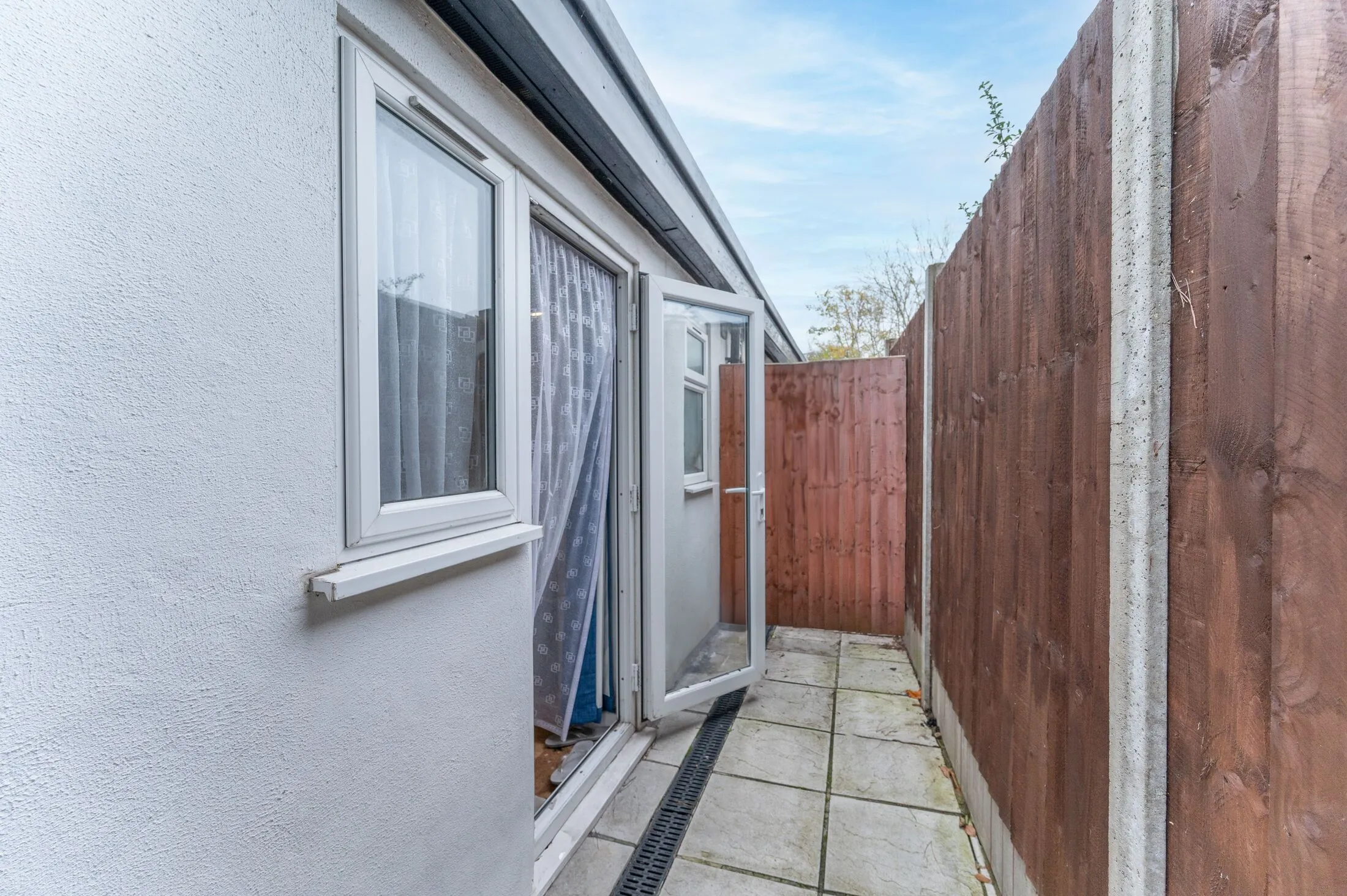 Flat Greenfield Gardens in Greater London