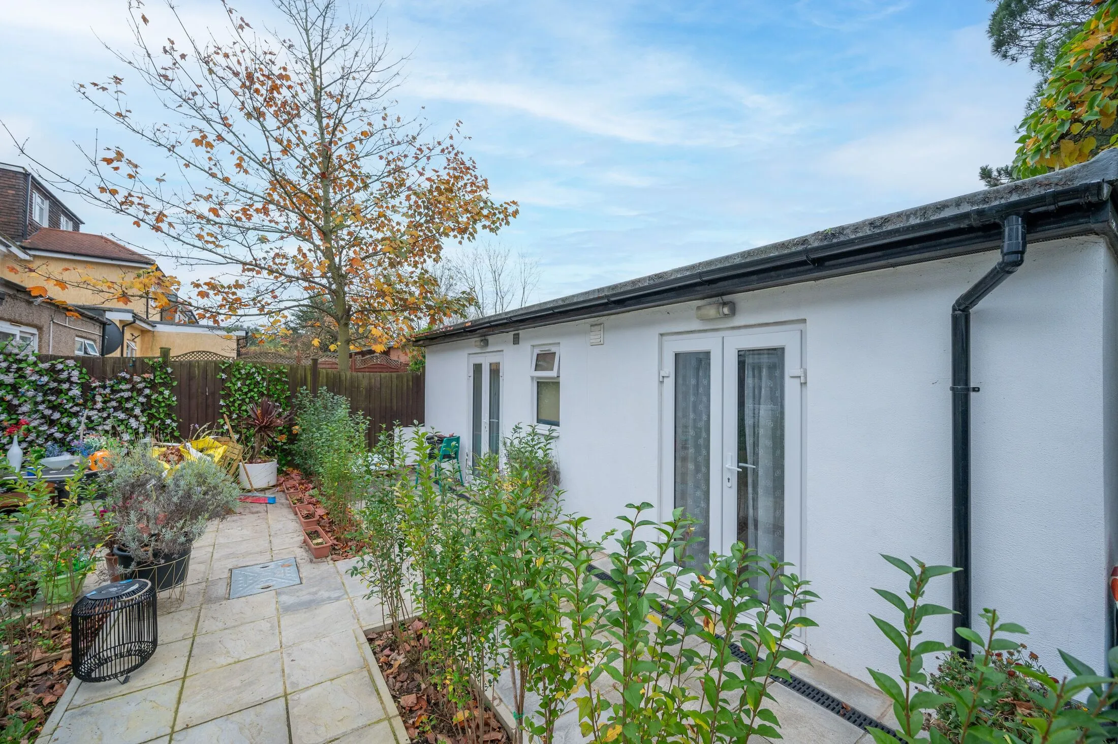Flat Greenfield Gardens in Greater London