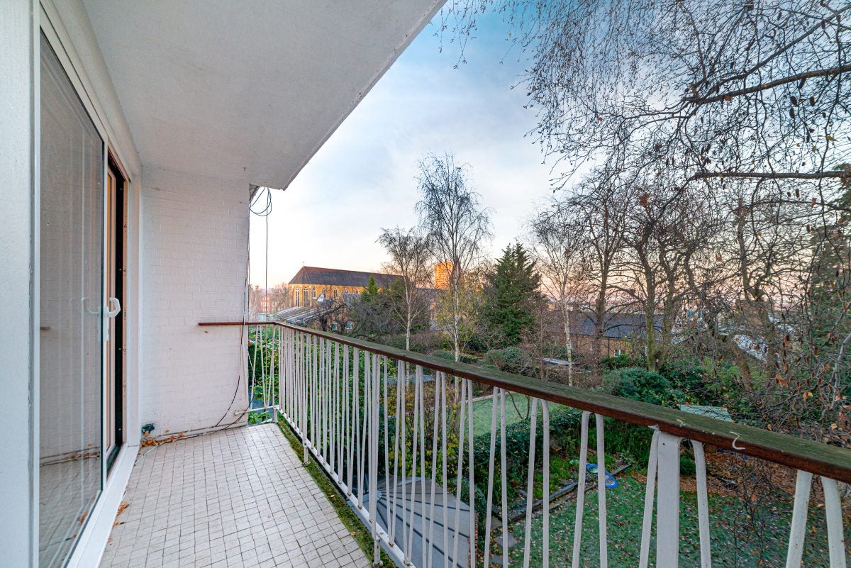 Flat Parkhill Road in Greater London