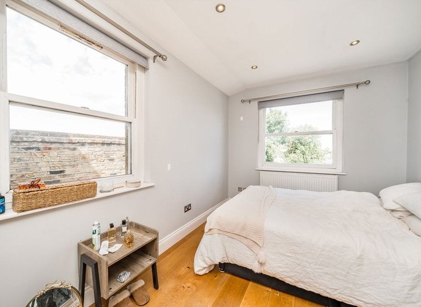 Flat Glenarm Road in Greater London