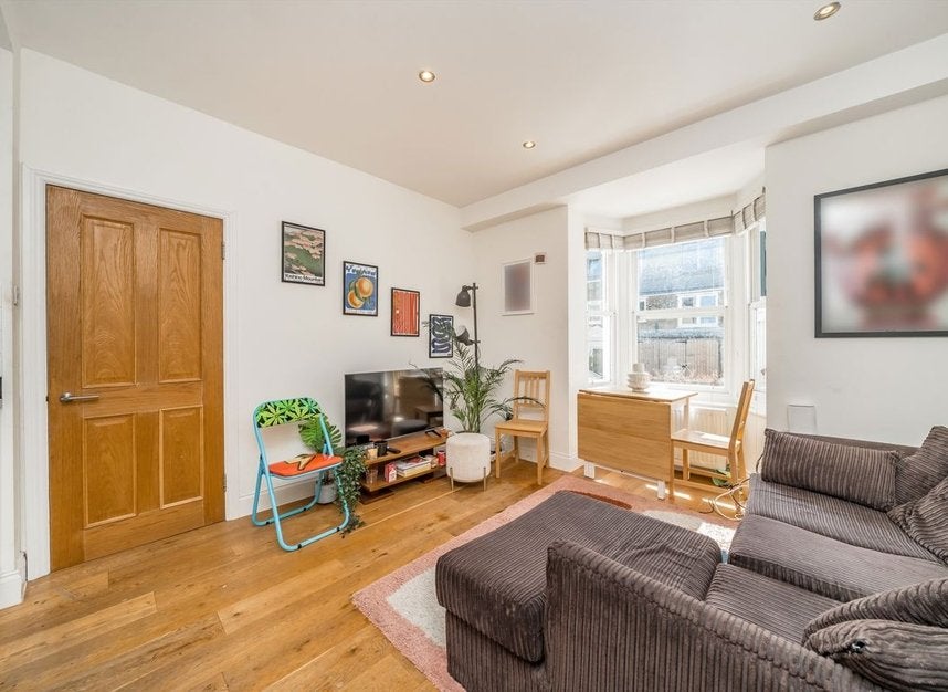 Flat Glenarm Road in Greater London