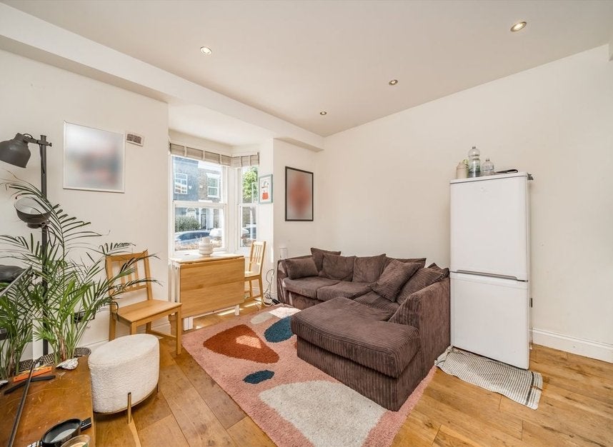 Flat Glenarm Road in Greater London