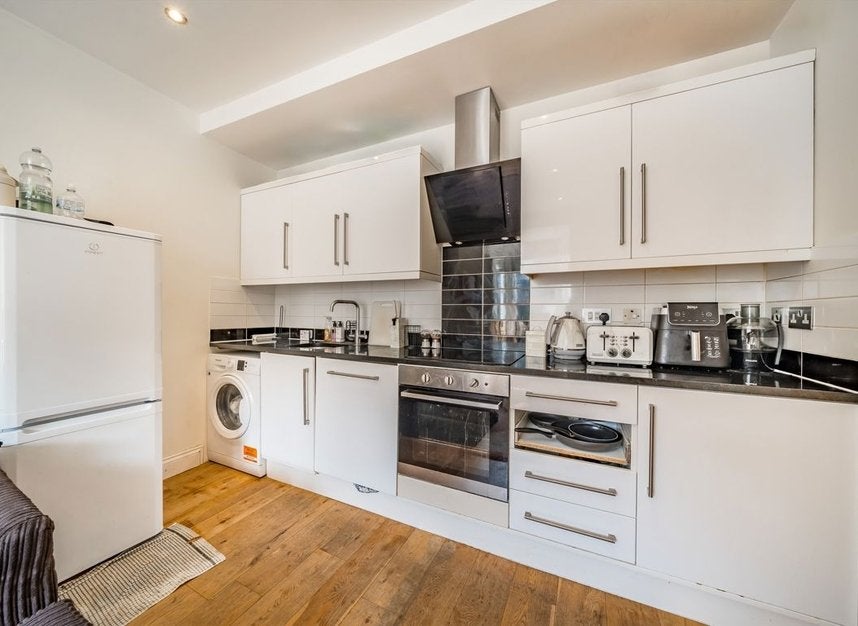Flat Glenarm Road in Greater London