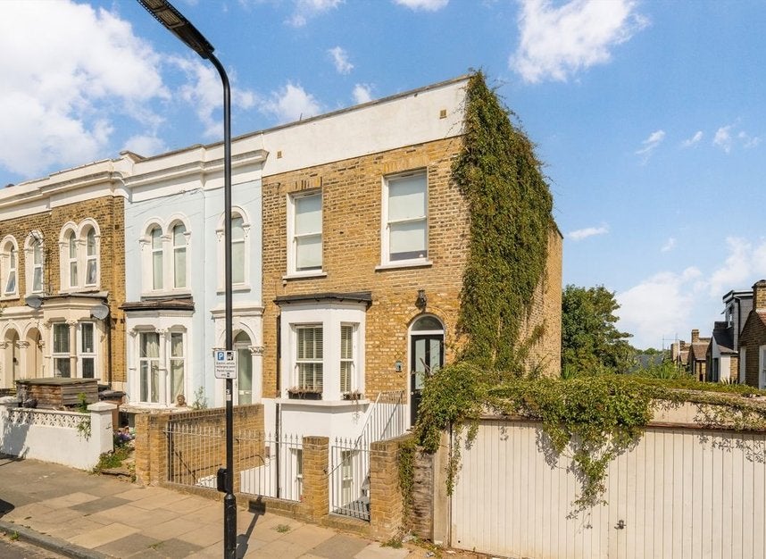 Flat Glenarm Road in Greater London