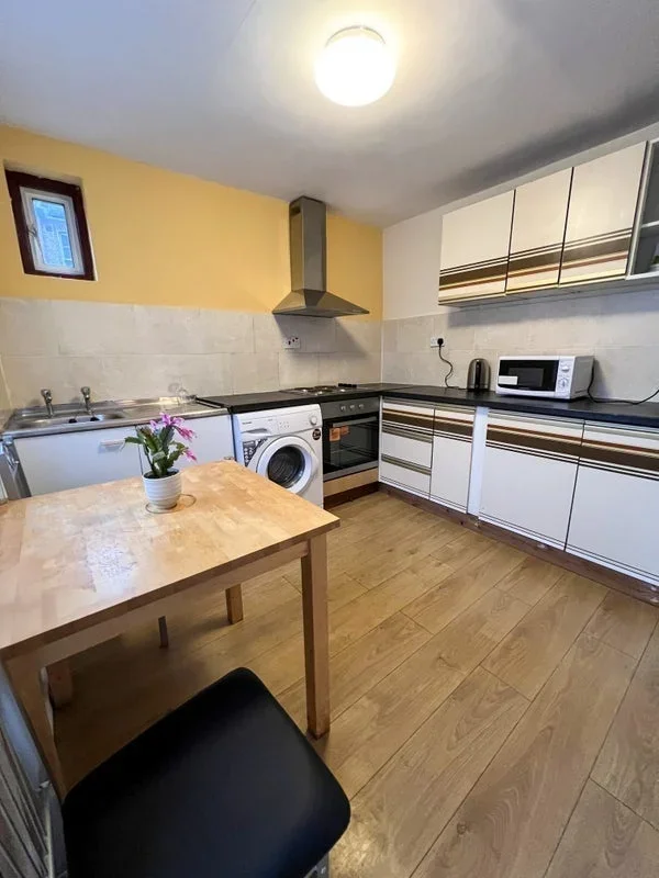 Room Claremont Road in Greater London