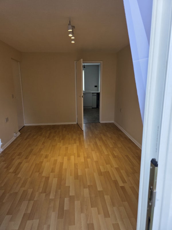 Flat Crownfield Road in Greater London