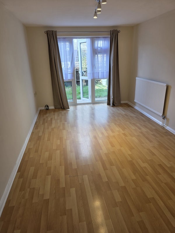 Flat Crownfield Road in Greater London
