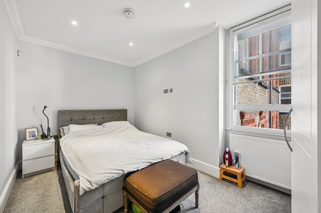 Flat Courtfield Road in Greater London