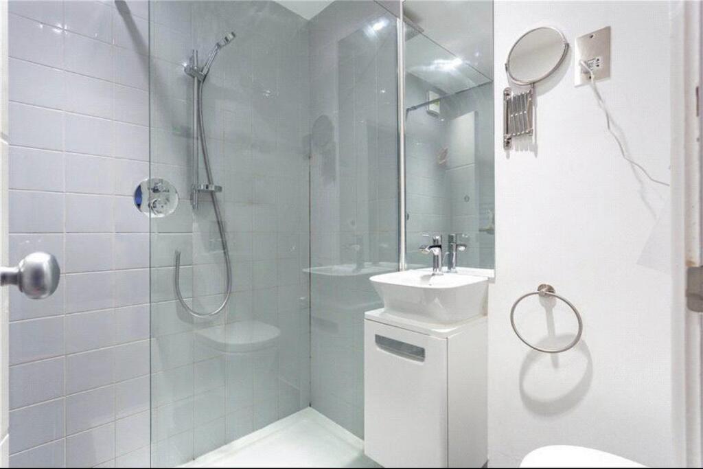 Flat Courtfield Road in Greater London