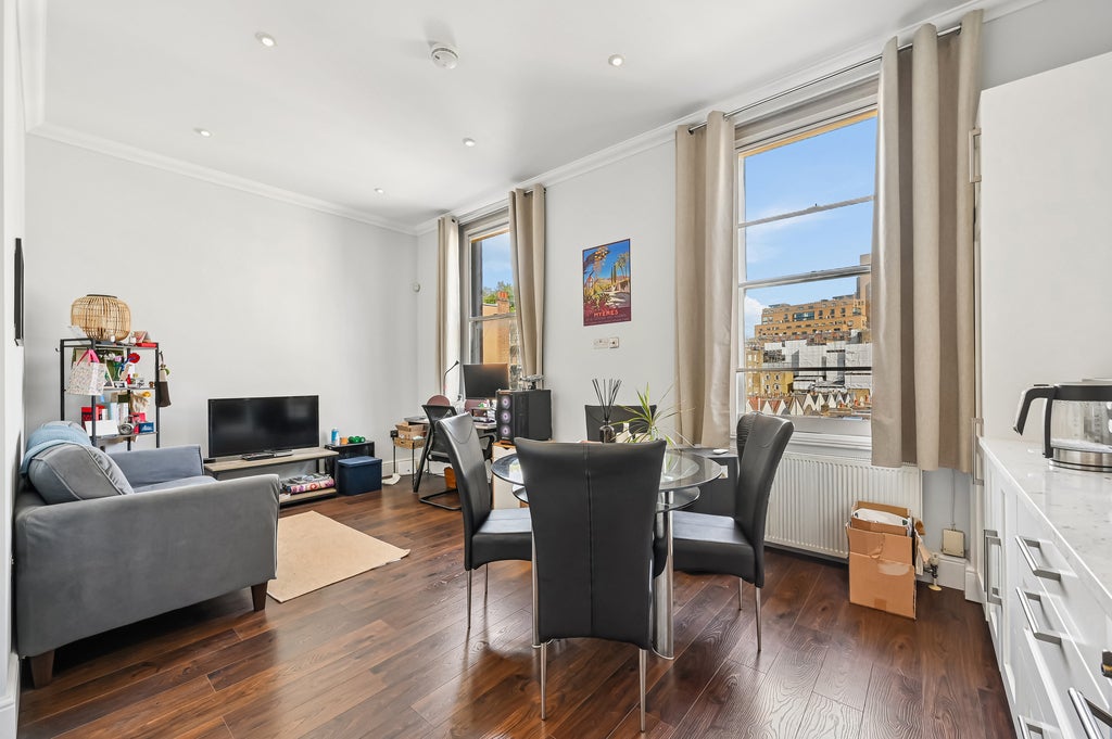 Flat Courtfield Road in Greater London