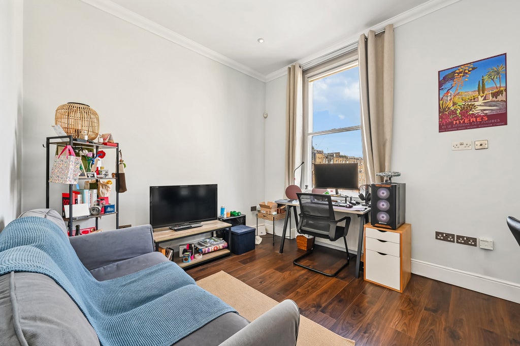 Flat Courtfield Road in Greater London
