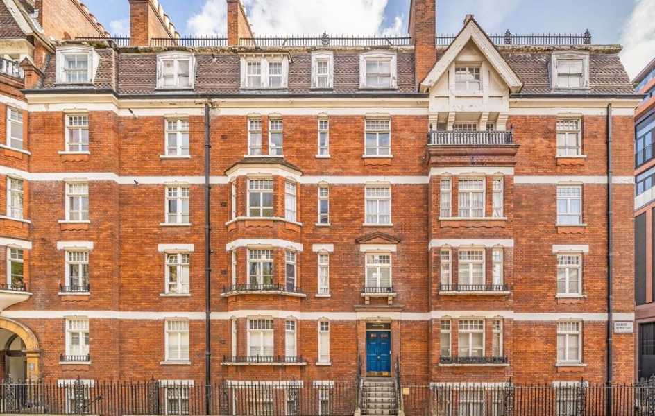 Flat Gilbert Street in London