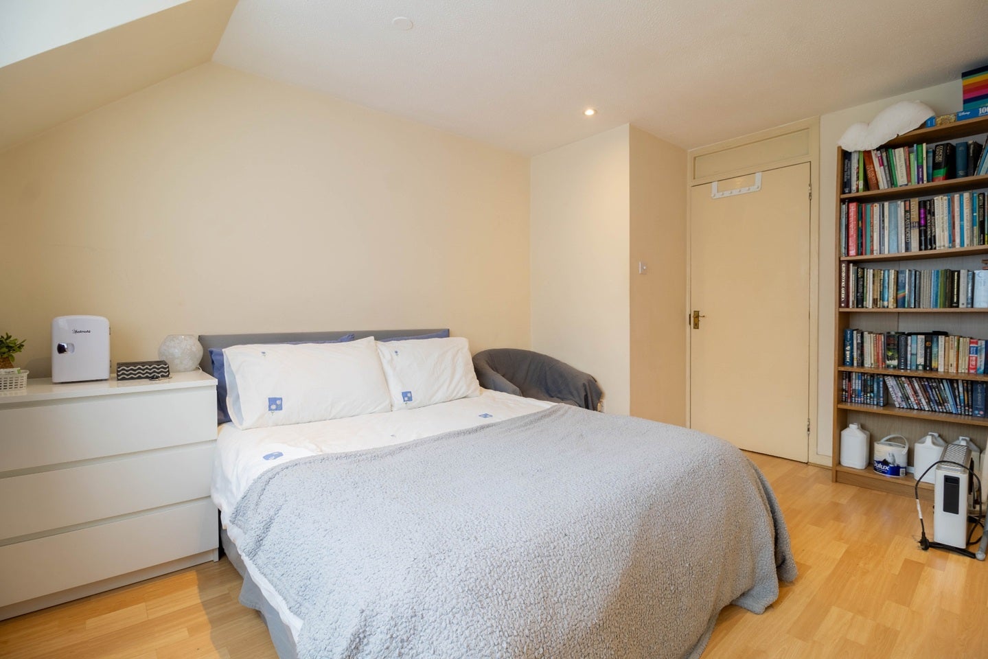 Room Fawcett Close in Greater London