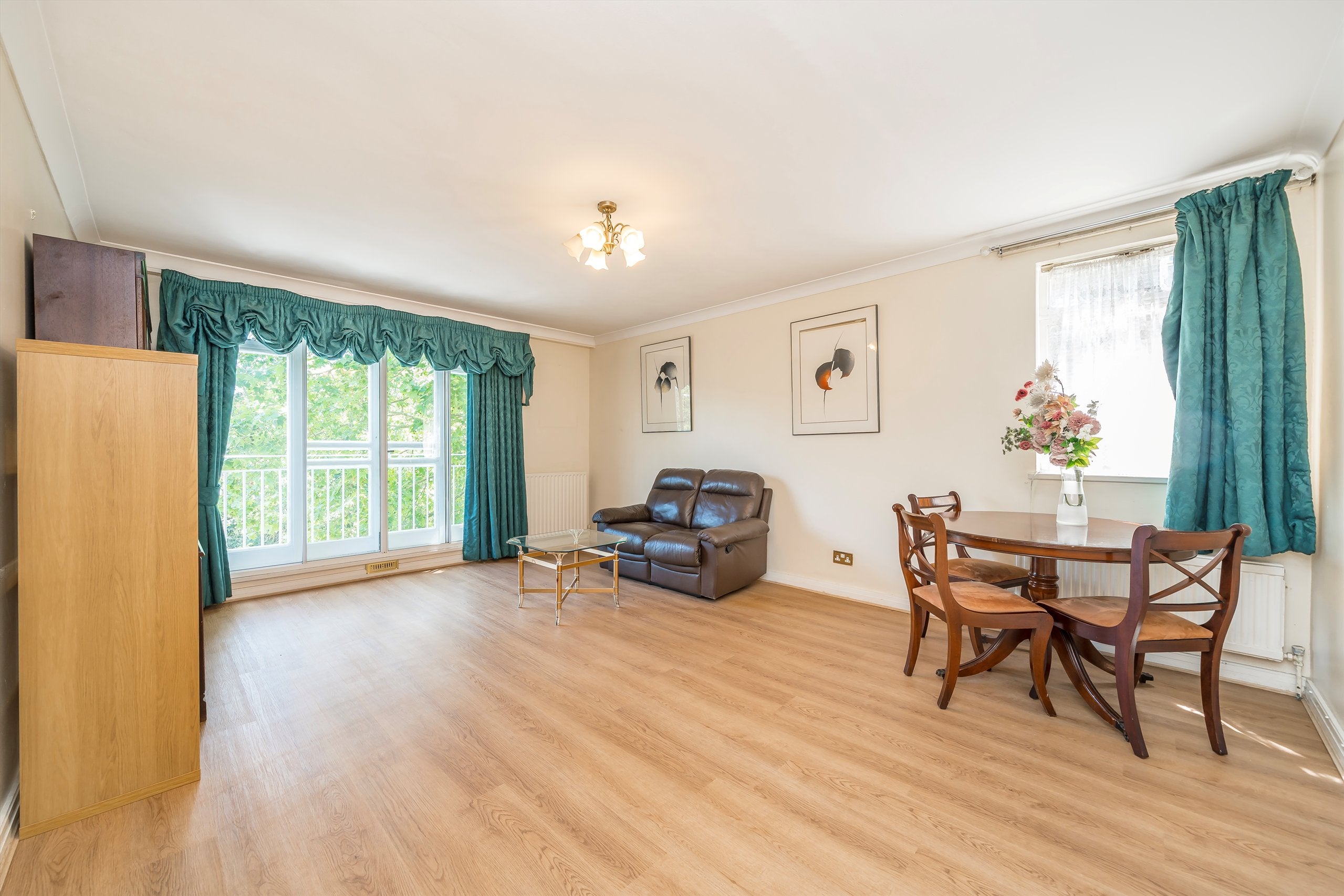 Flat Kensington High Street in Greater London