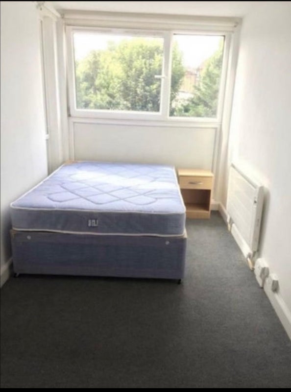 Room Bakersfield in Greater London