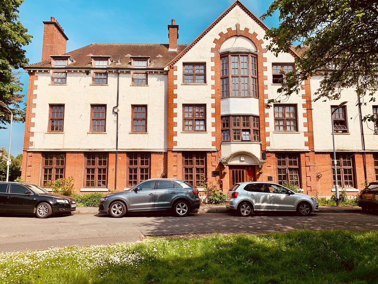 Flat Brading Crescent in Greater London