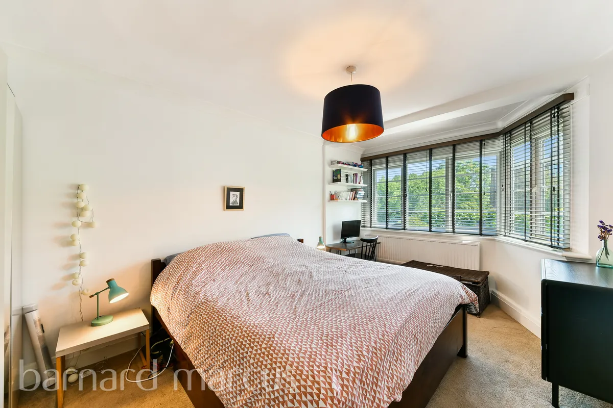 Flat Montpelier Avenue in Greater London