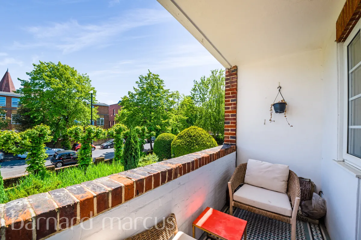Flat Montpelier Avenue in Greater London