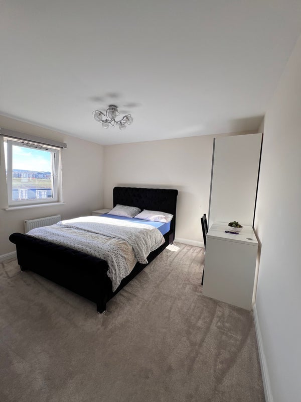 Room Cunningham Road in East Calder
