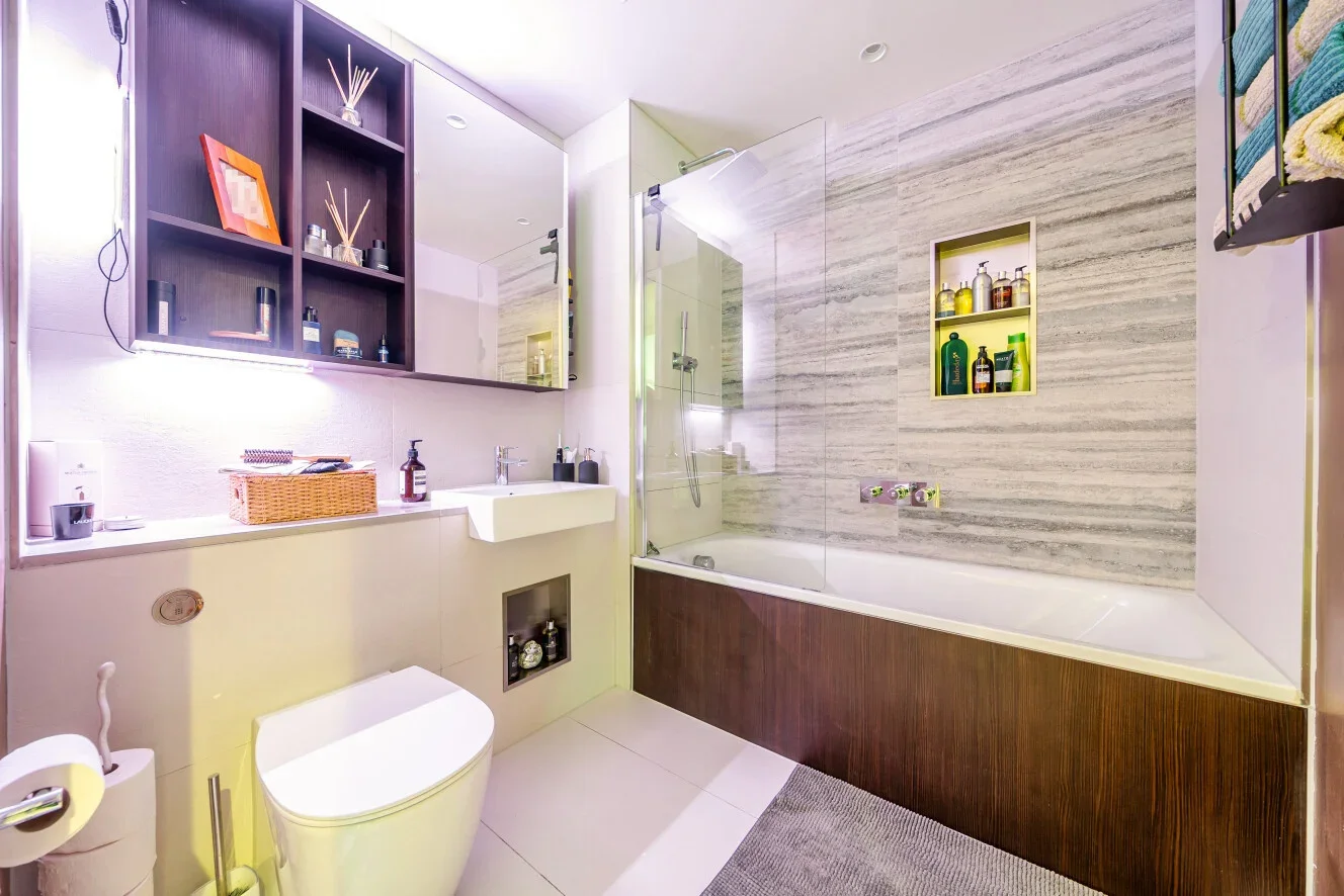 Flat Moulding Lane in Greater London