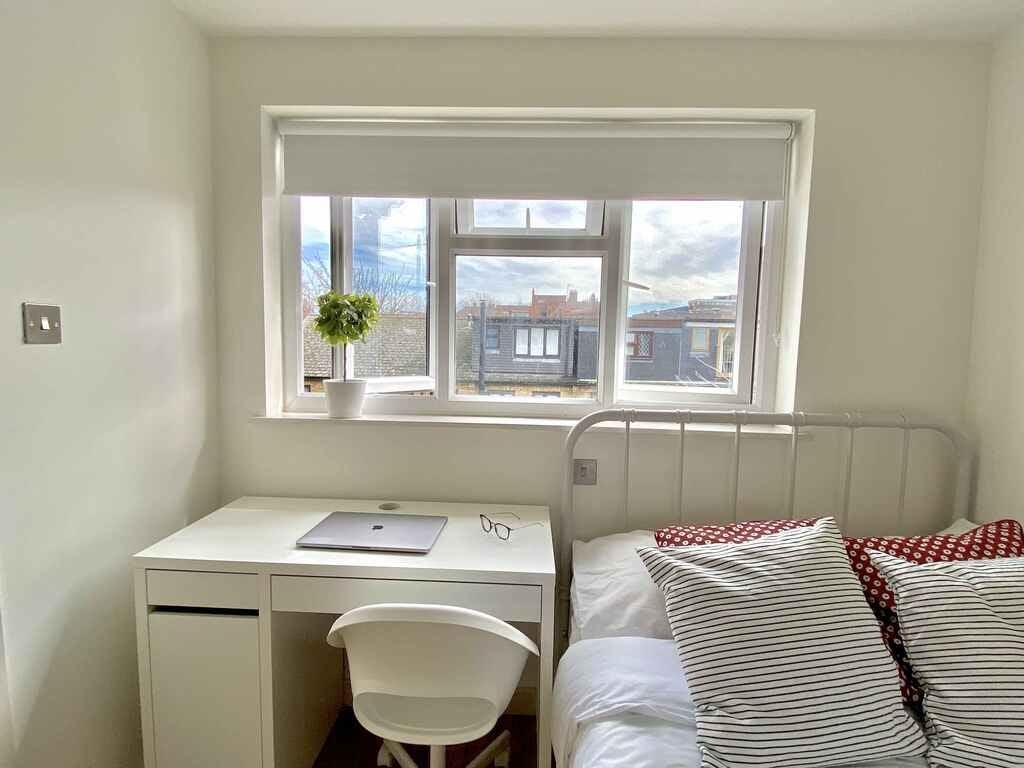 Flat Buxton Street in Greater London