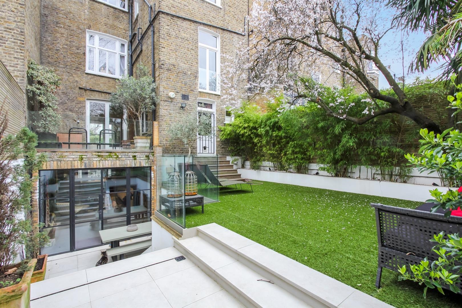 House Pembroke Gardens in Greater London