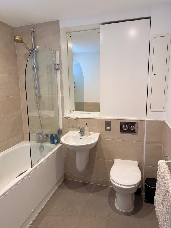 Room Orsman Road in Greater London