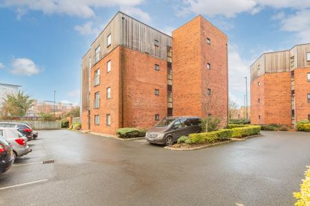 Flat Dutton Court in Warrington