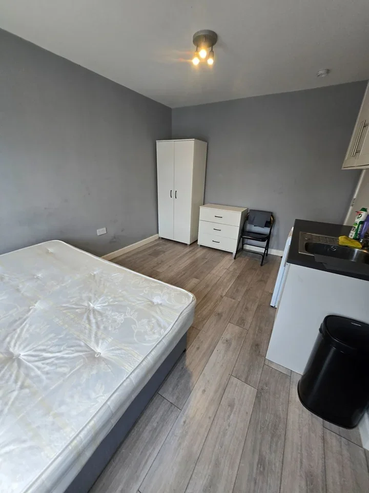 Room Whittington Avenue in Greater London