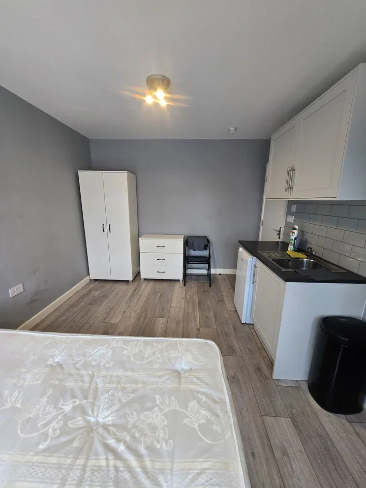 Room Whittington Avenue in Greater London