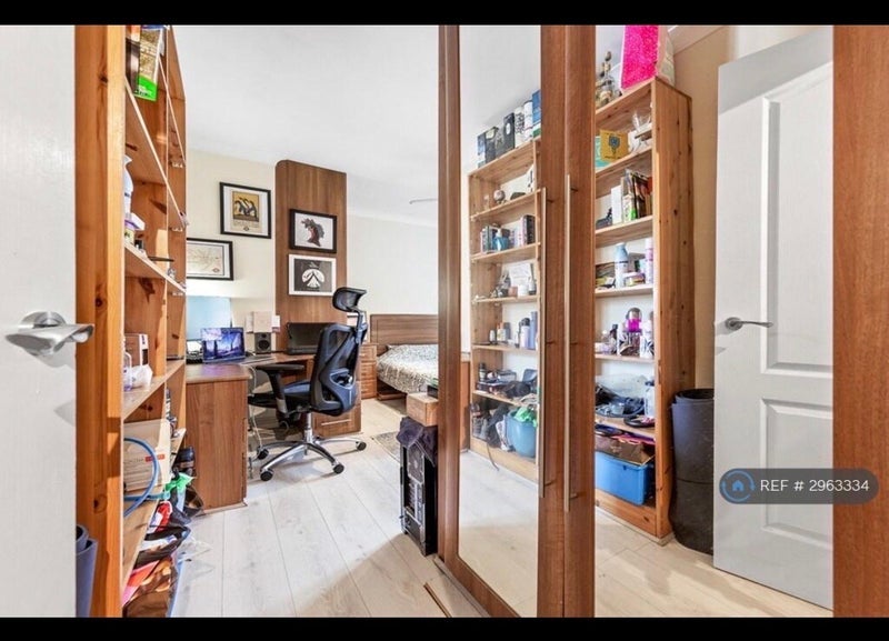 Room Bermondsey Street in Greater London