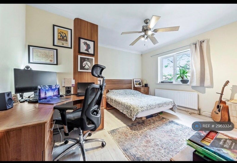 Room Bermondsey Street in Greater London