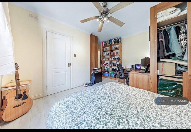 Room Bermondsey Street in Greater London