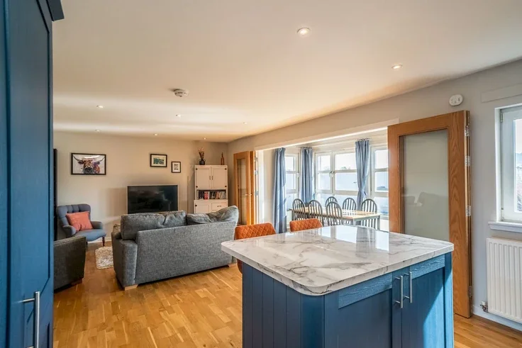 Flat Chesser Crescent in City of Edinburgh