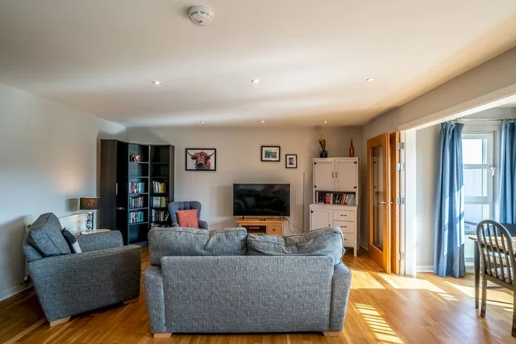 Flat Chesser Crescent in City of Edinburgh