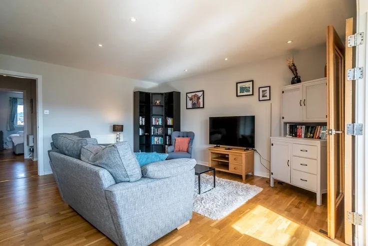 Flat Chesser Crescent in City of Edinburgh