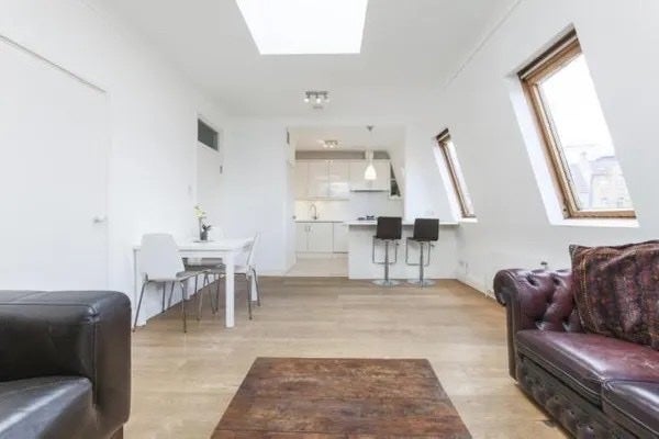 Room White's Row in Greater London